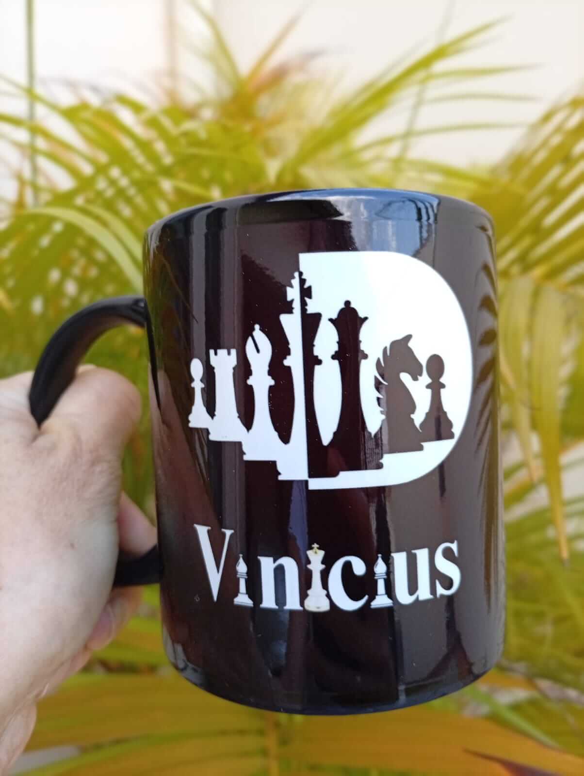 Caneca preta com tema de xadrez e nome Vinicius