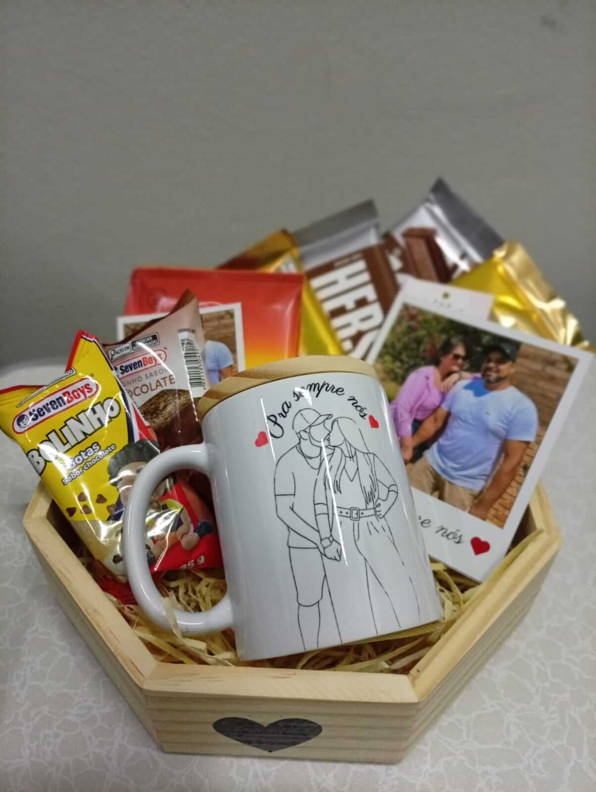 Cesta de presente com chocolates e caneca personalizada com foto de casal